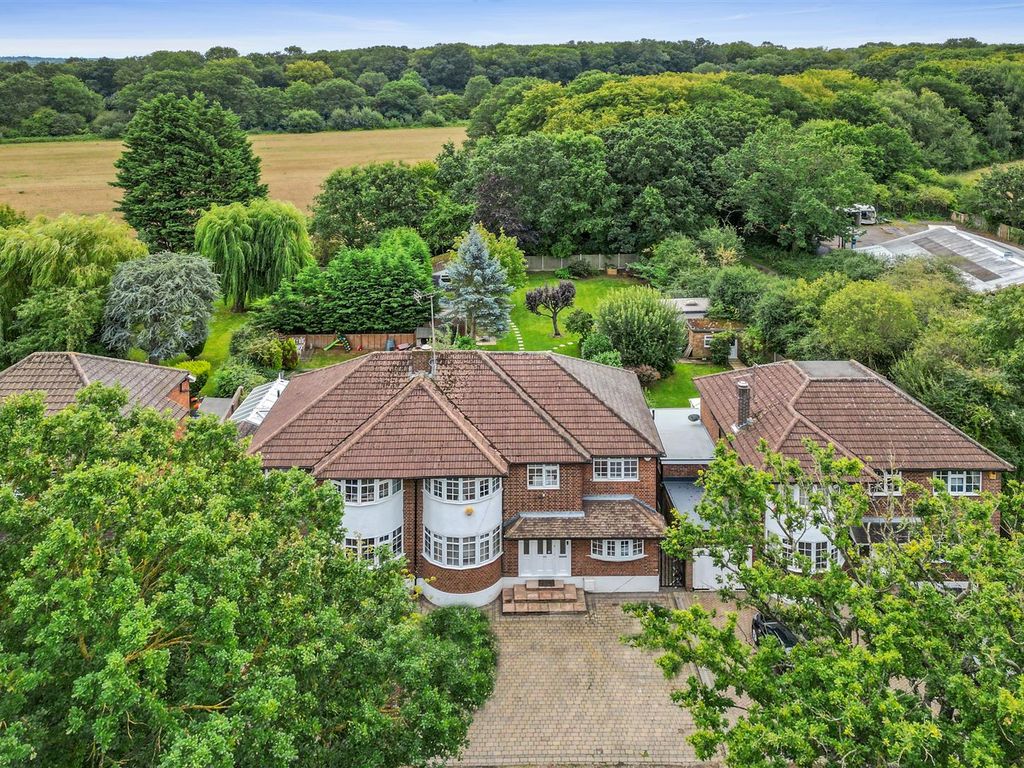 4 bed semidetached house for sale in Chelmsford Road, Shenfield