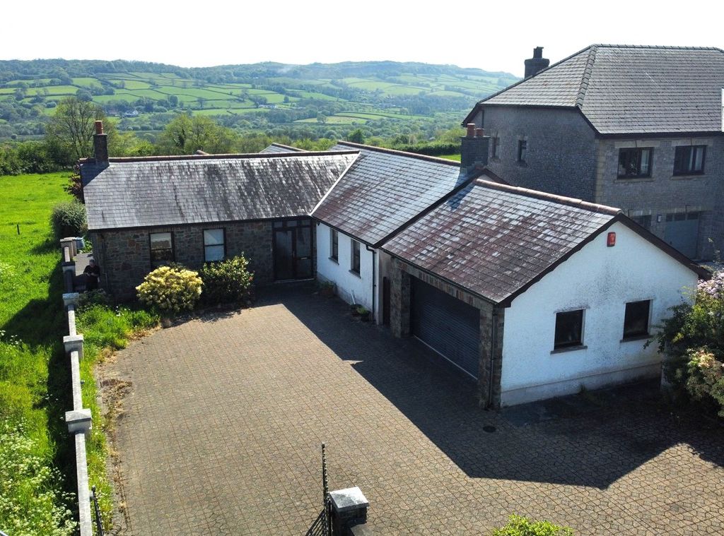 3 bed detached bungalow for sale in Llanddarog, Carmarthen SA32, £