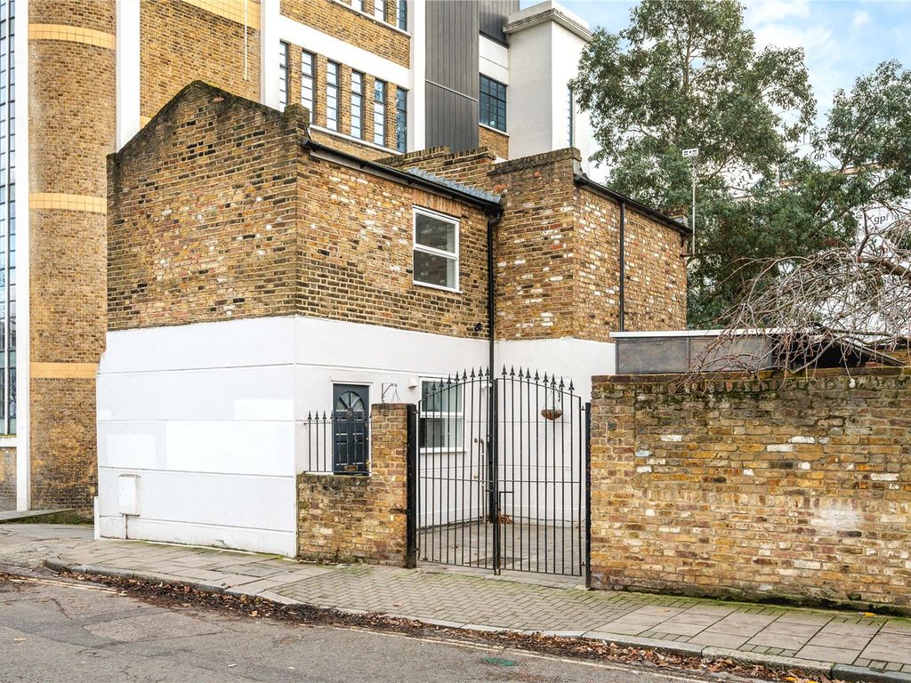 2 bed detached house for sale in De Beauvoir Crescent, Islington