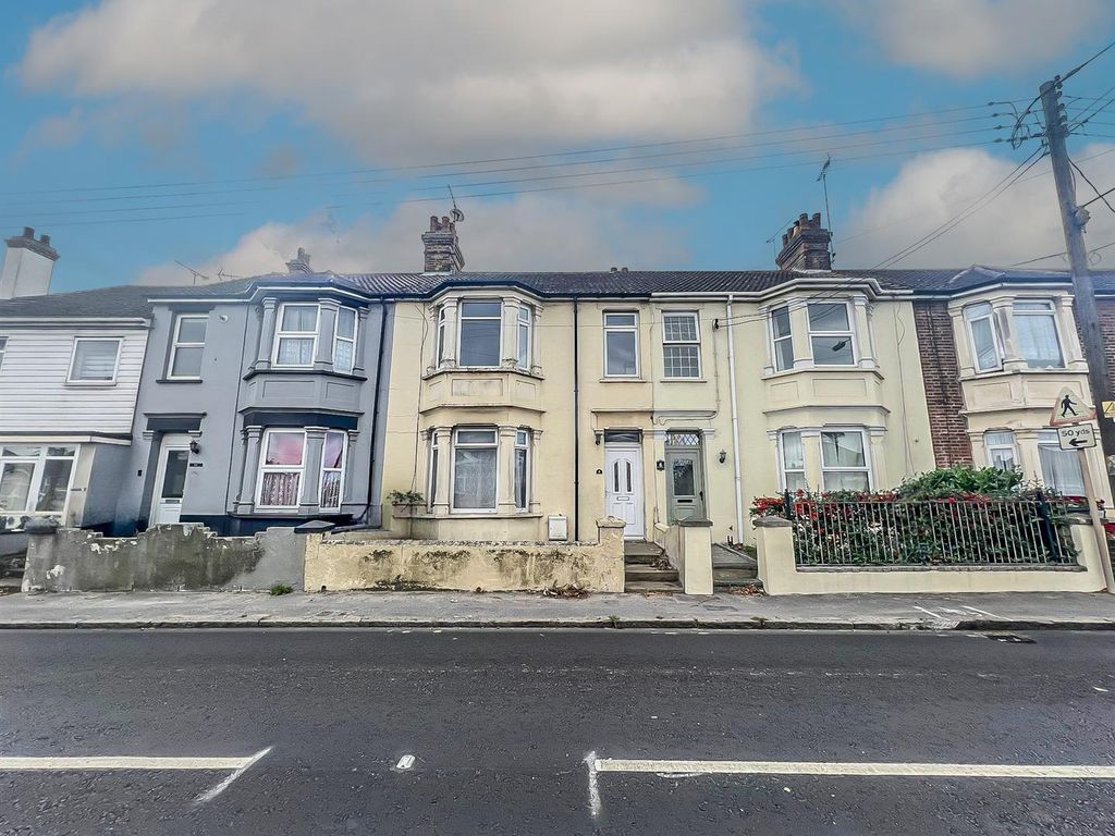 3 bed terraced house for sale in Sutton Road, Rochford SS4, £300,000