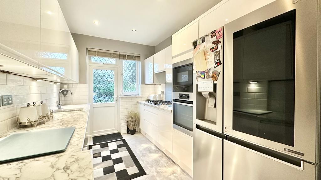 3 bed semidetached house for sale in Harewood Drive, Ilford IG5, £