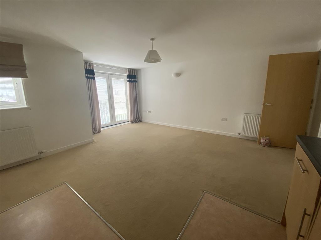 2 bed flat to rent in Marine Gardens, Paignton, Devon TQ3, £900 pcm