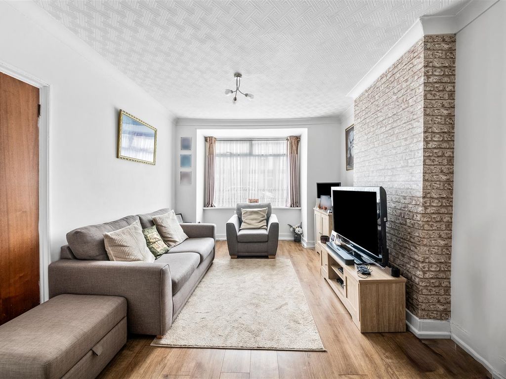 4 bed end terrace house for sale in Hammond Road, Southall UB2, £