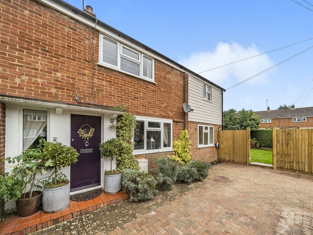 4 bed semidetached house for sale in Ryle Road, Farnham, Surrey GU9, £
