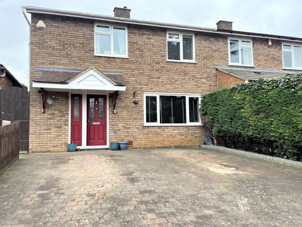 3 bed semidetached house for sale in Chestnut Avenue, Biggleswade SG18