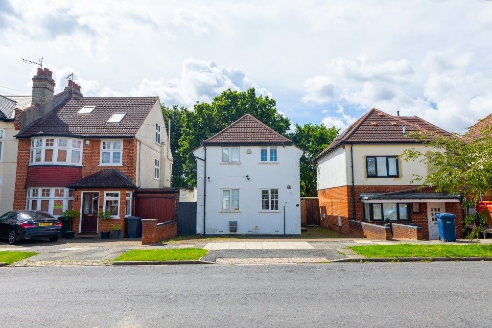 4 bed detached house for sale in Queens Avenue, London N20 Zoopla