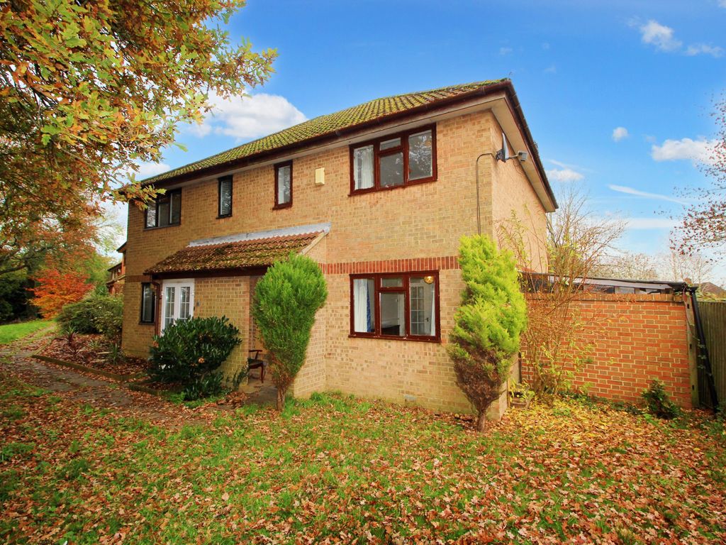 3 bed semidetached house for sale in Burrows Close, Guildford GU2, £