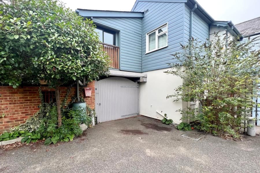 2 bed flat to rent in High Street, Horsell, Woking GU21, £1,500 pcm