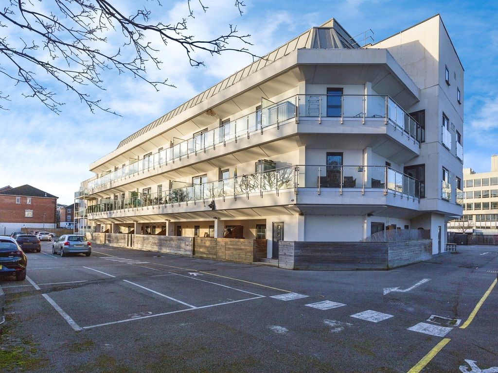 1 bed flat for sale in Russell Way, Three Bridges, Crawley RH10, £