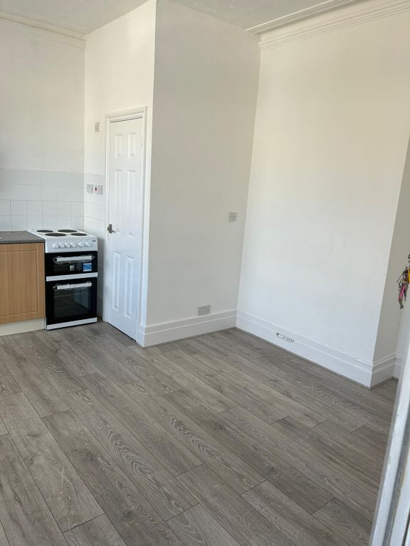 Studio to rent in Hayes Road, ClactonOnSea CO15, £650 pcm Zoopla