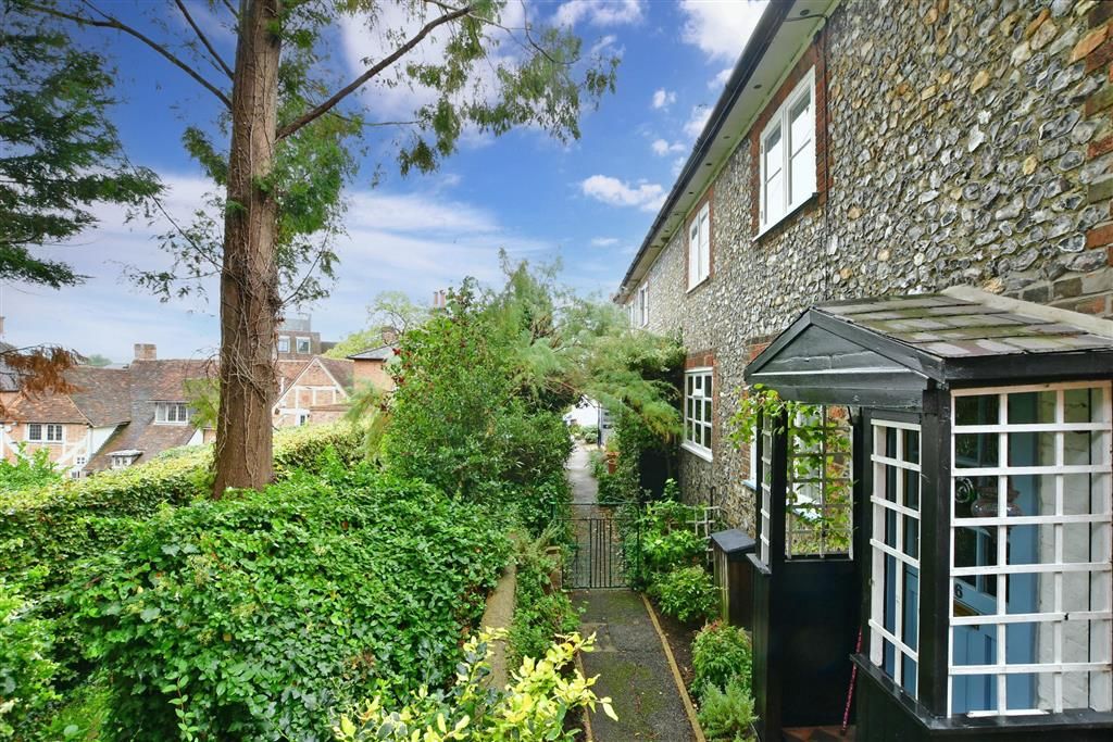 2 bed semidetached house for sale in Gravel Hill, Leatherhead, Surrey