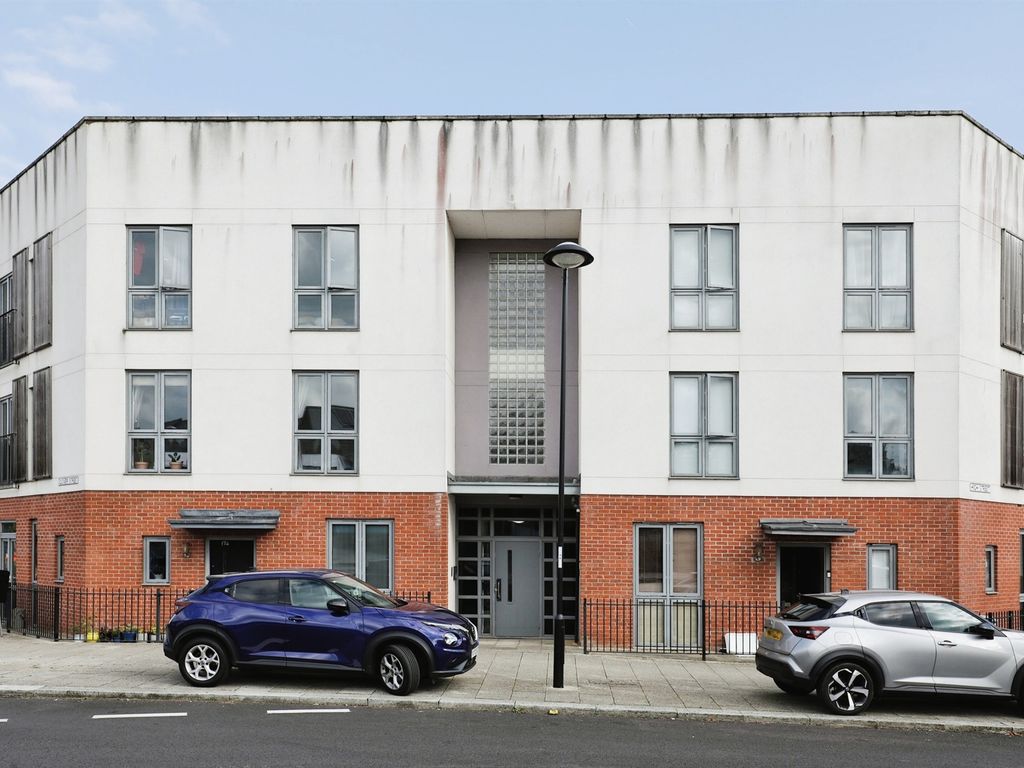 2 bed flat for sale in High Street, Upton, Northampton NN5, £180,000