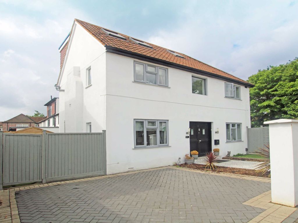 4 bed detached house to rent in Beverley Gardens, Worcester Park KT4