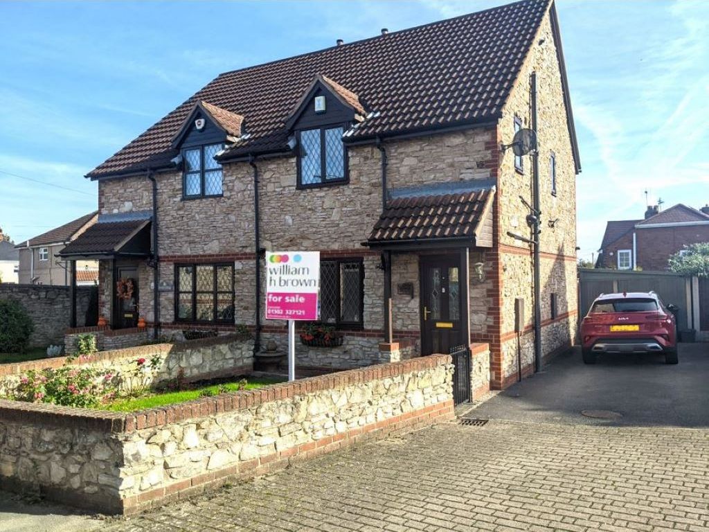 3 bed semidetached house for sale in South Farm Drive, Skellow