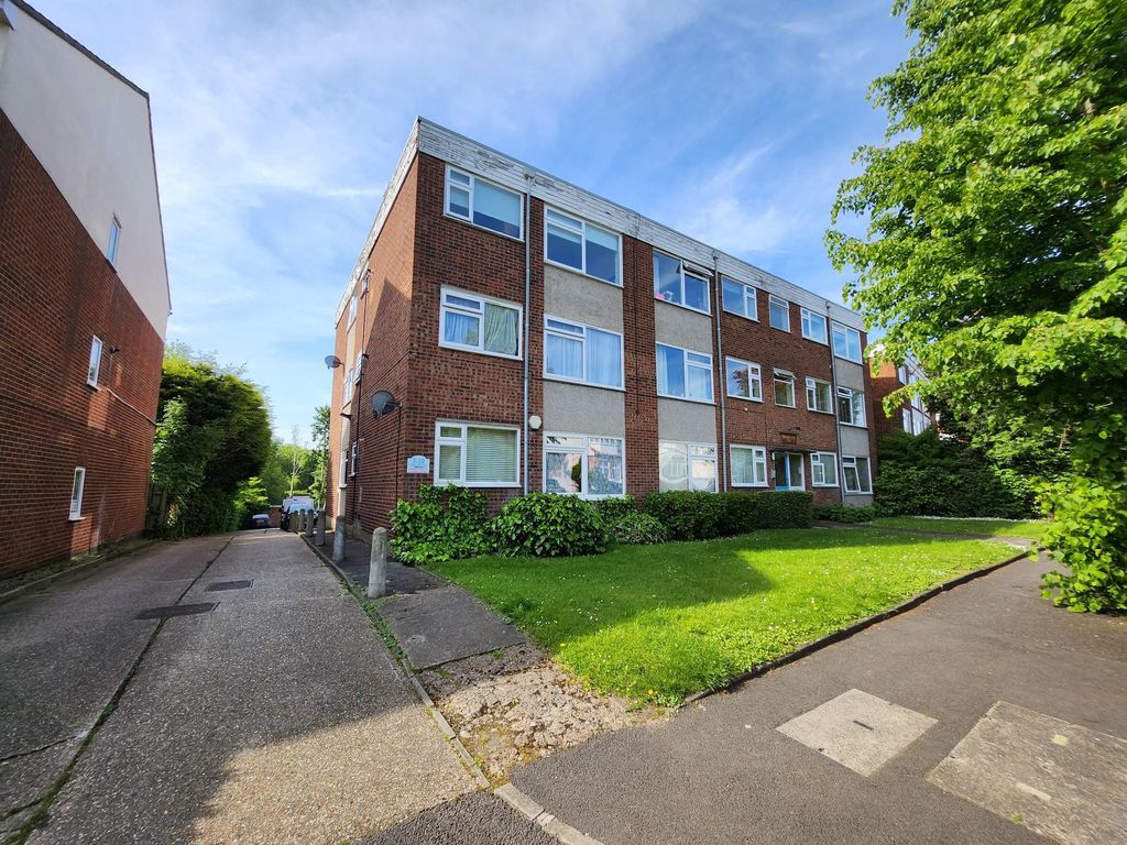 2 bed flat to rent in Aldborough Court, 69 Chingford Avenue, Chingford