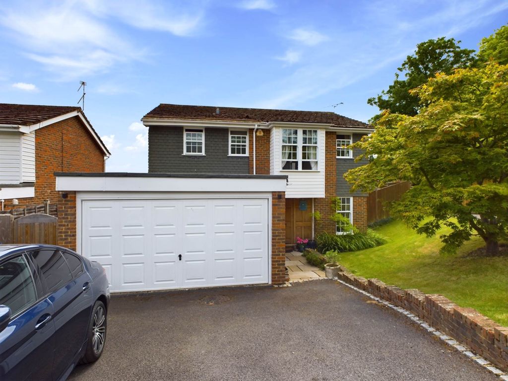 4 bed detached house for sale in Wing Close, Marlow SL7, £1,100,000