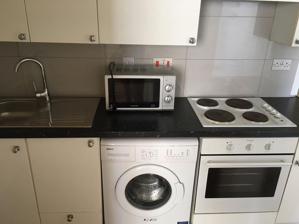 2 bed flat to rent in Kensington Church Street, London W8, £2,058 pcm