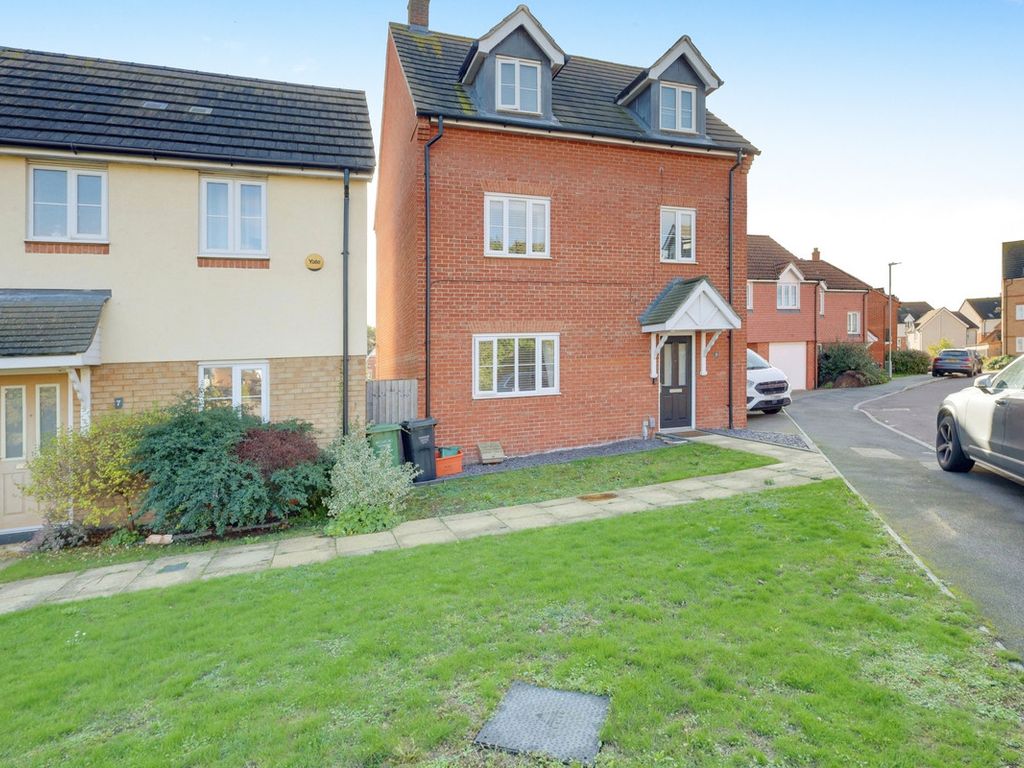 4 bed detached house for sale in Monarch Close, Wickford SS11, £475,000