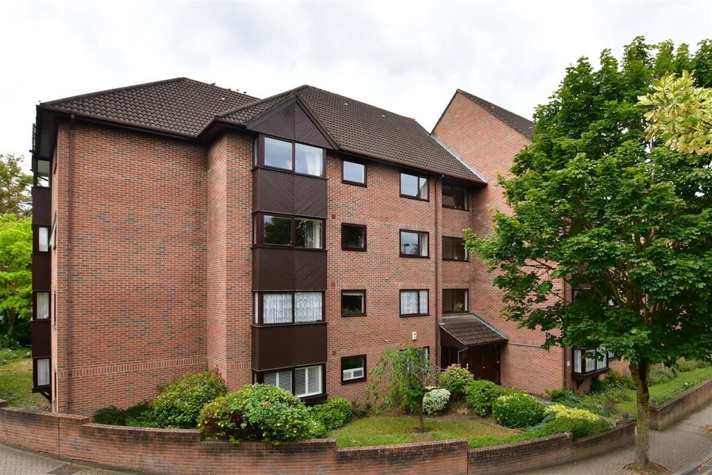 1 bed flat for sale in Whytecliffe Road South, Purley, Surrey CR8, £