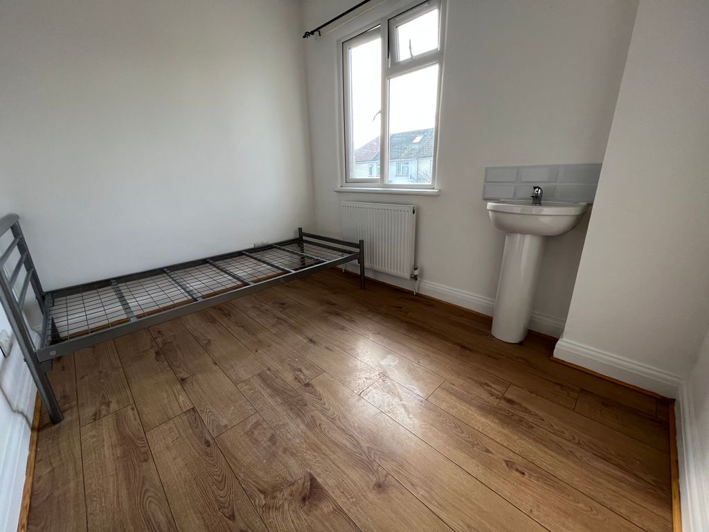 Room to rent in Northcote Avenue, Southall UB1, £600 pcm Zoopla