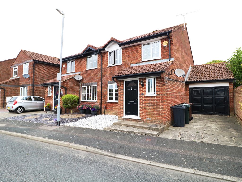 3 bed semidetached house to rent in Evans Road, Willesborough, Ashford