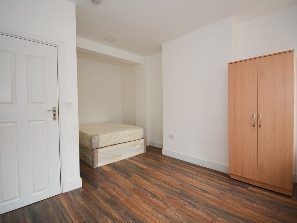 Room to rent in New Broadway, Ealing W5, £900 pcm Zoopla