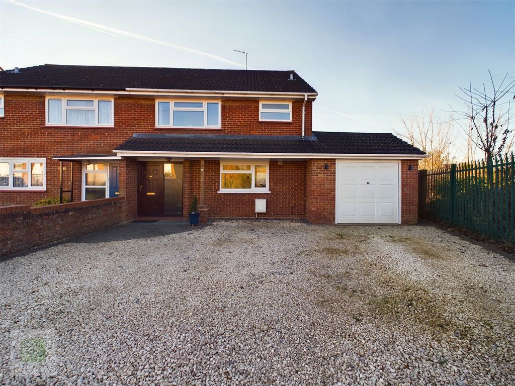 3 bed semidetached house for sale in St. Davids Close, Maidenhead