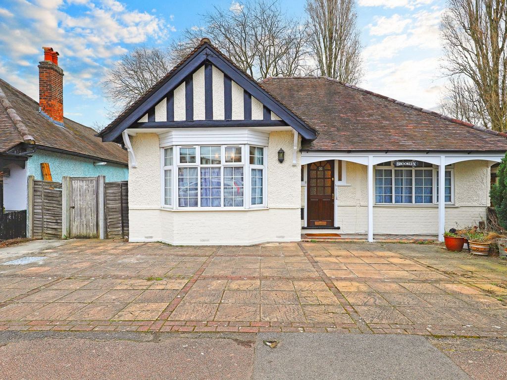 3 bed detached house for sale in Brooklyn Avenue, Loughton IG10, £