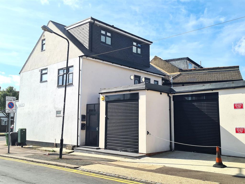 2 bed flat to rent in Billet Road, Walthamstow E17, £1,700 pcm Zoopla