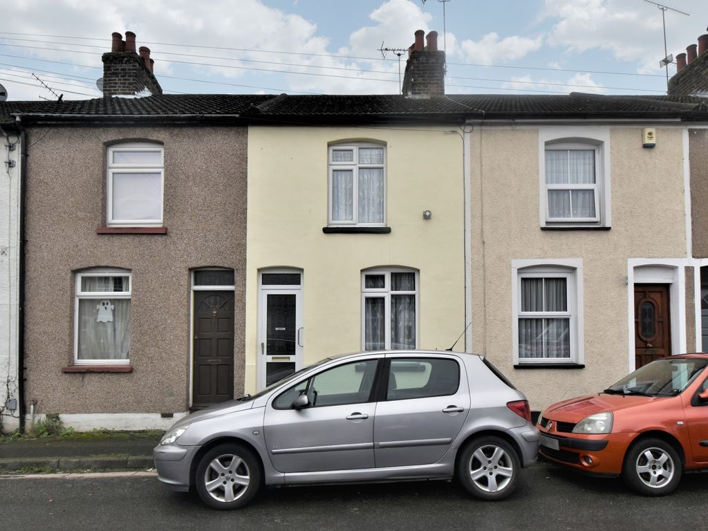 2 bed terraced house to rent in Alexandra Road, Gravesend DA12, £1,390