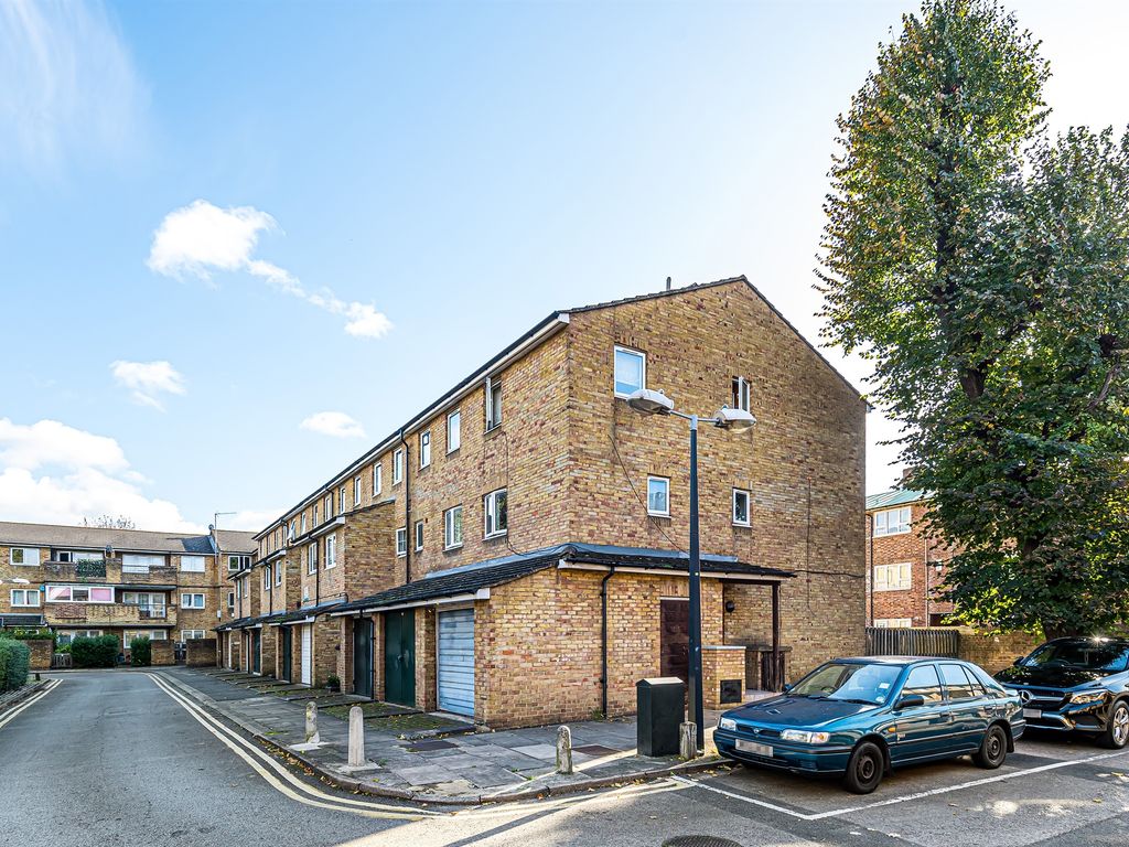 3 bed for sale in Montague Square, London SE15, £425,000
