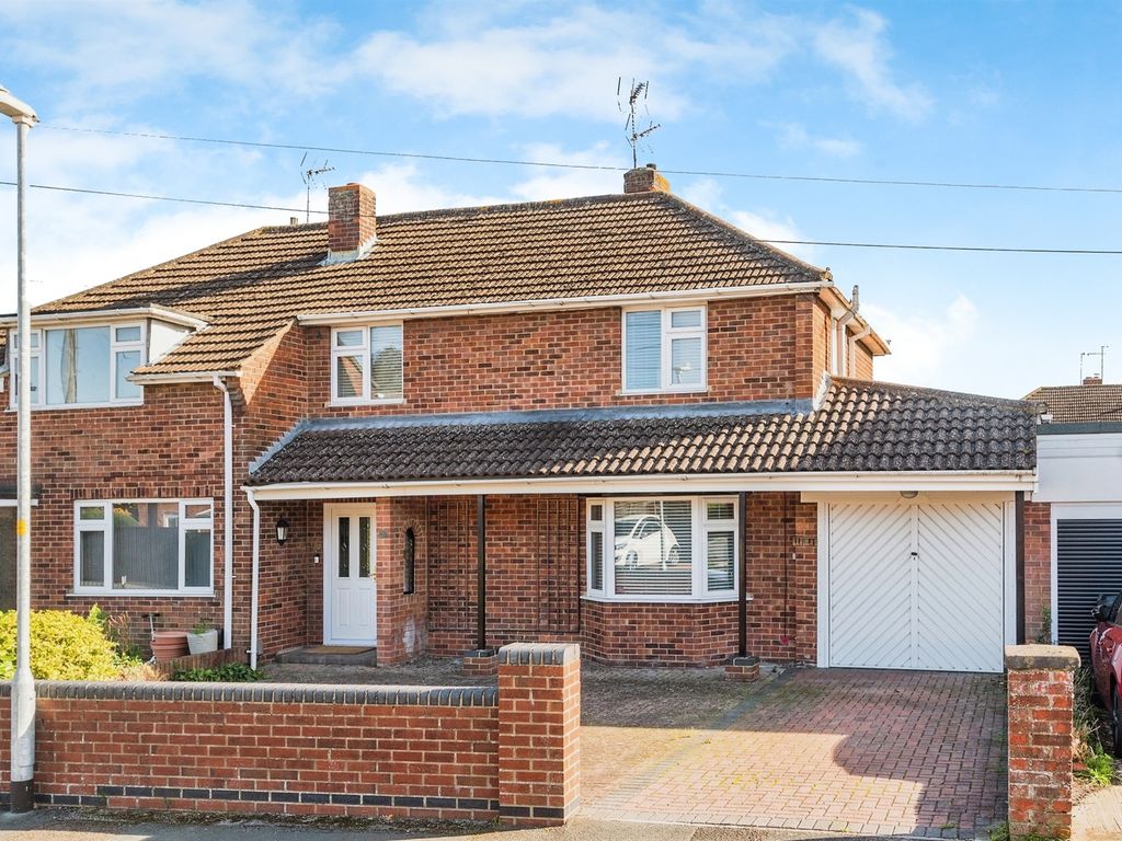 2 bed semidetached house for sale in Burns Way, Swindon SN2, £325,000