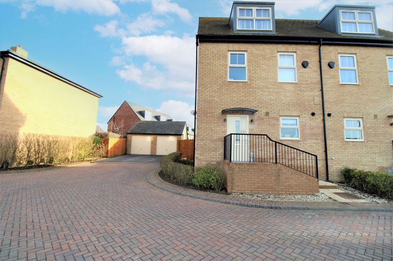 4 bed semidetached house for sale in Richmond Lane, Hull, Kingswood