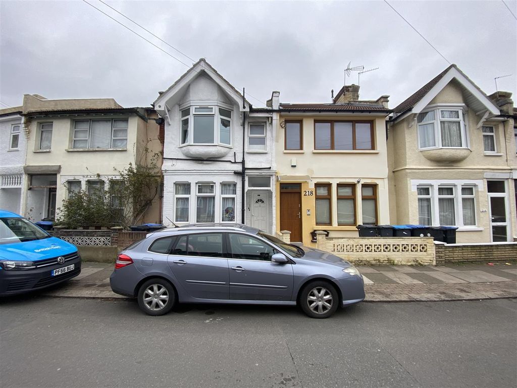 2 bed flat to rent in Winchester Road, Edmonton N9, £1,550 pcm Zoopla