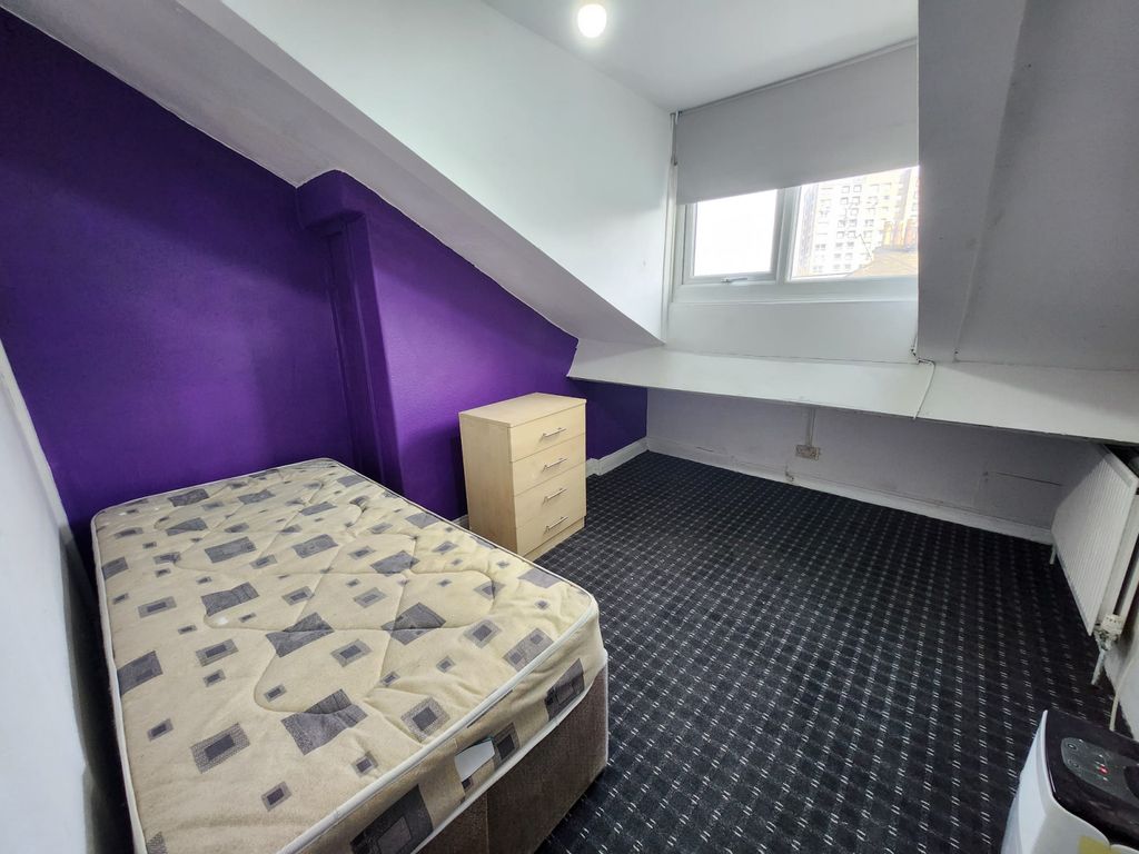 Room to rent in Little Horton Lane, Bradford BD5, £395 pcm Zoopla