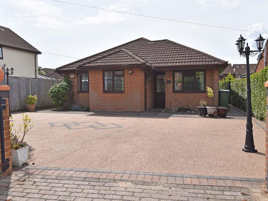 3 bed bungalow for sale in Warsash Road, Warsash, Southampton SO31, £