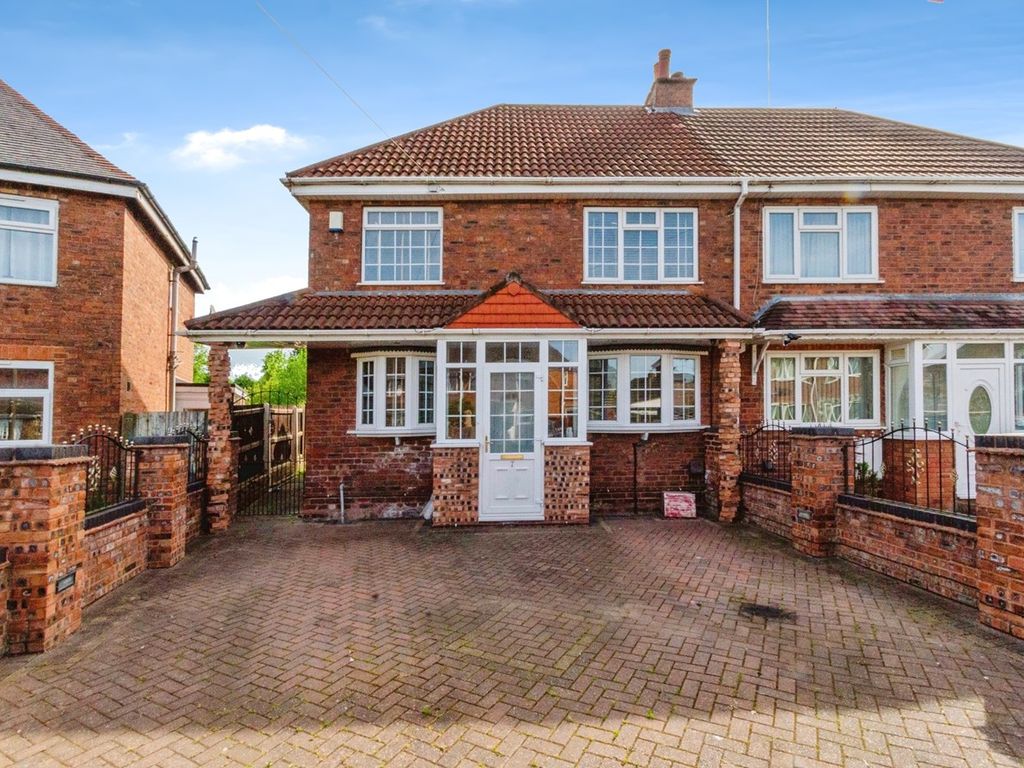 3 bed semidetached house for sale in North Crescent, Featherstone