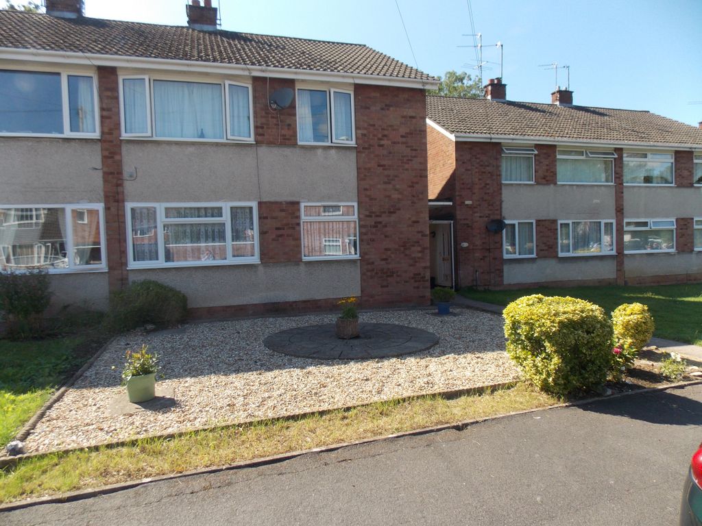 2 bed flat to rent in Gainsborough Road, Keynsham, Bristol BS31, £1,100