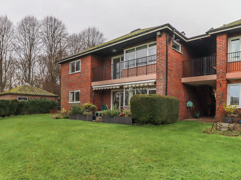 2 bed flat for sale in Headbourne Worthy, Winchester, Hampshire SO23, £295,000 Zoopla