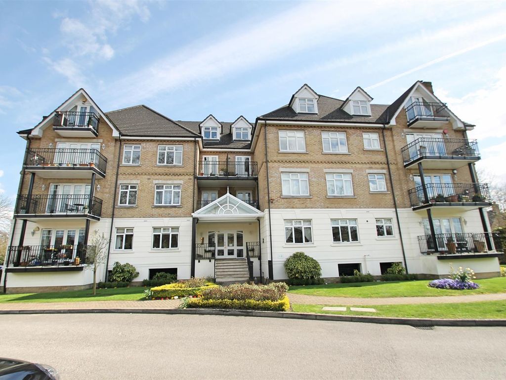 2 bed flat for sale in High Road, Bushey Heath, Bushey WD23, £599,950