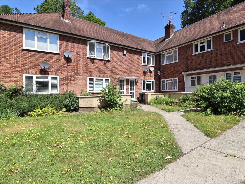 2 bed for sale in Shaftesbury Road, Woking GU22, £325,000