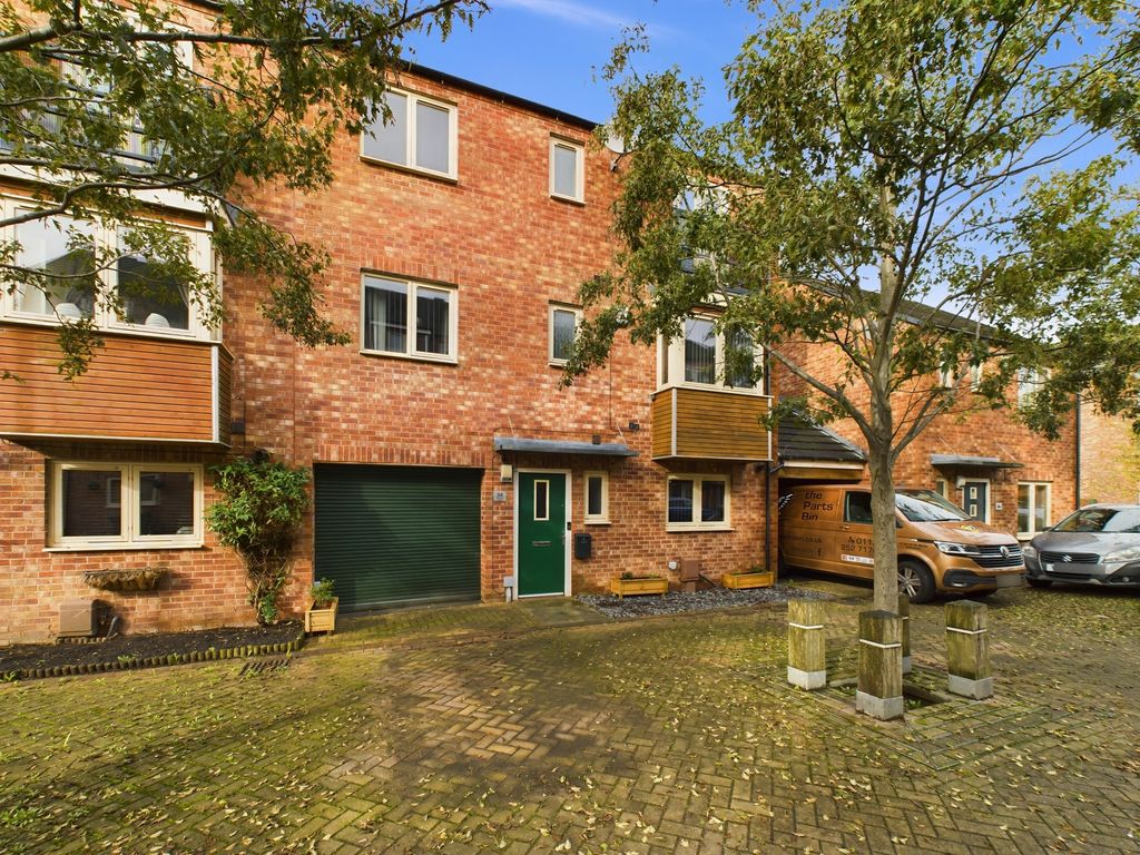 5 bed semidetached house for sale in Warren House Road, Allerton