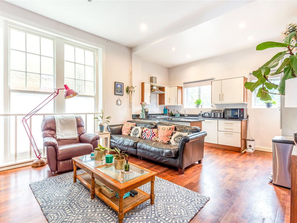 3 bed flat for sale in Chatsworth Road, London NW2 Zoopla