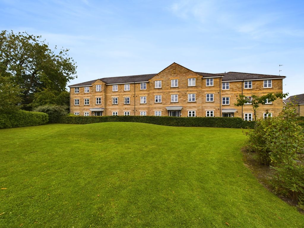 2 bed flat for sale in Plover Road, Lindley, Huddersfield HD3, £140,000