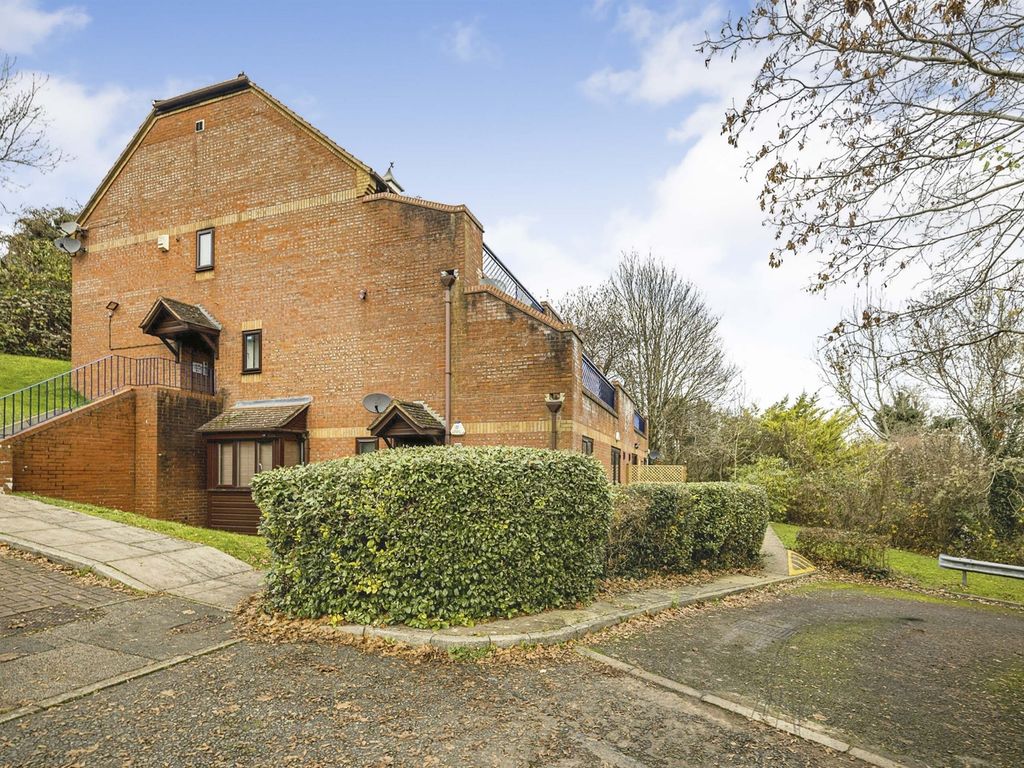 2 bed flat for sale in Gandon Vale, High HP13 Zoopla