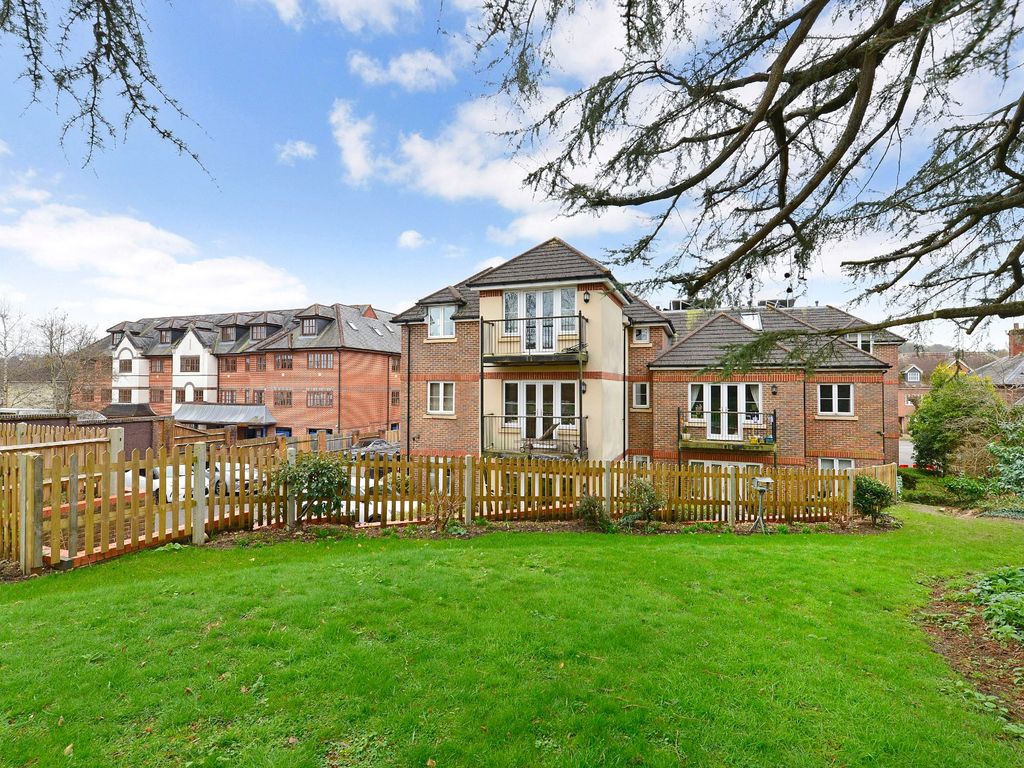 2 bed flat for sale in Godalming, Surrey GU7, £325,000 Zoopla