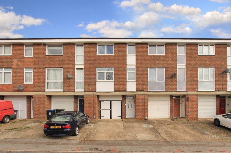 3 bed town house for sale in Mill Close, Nash Mills, Hemel Hempstead