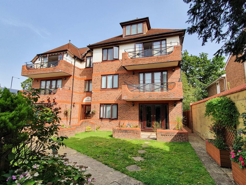 1 bed flat for sale in Kings Chase View, The Ridgeway, Enfield EN2, £