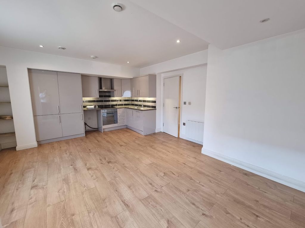 1 bed flat to rent in Woburn House, High Street, Addlestone KT15 Zoopla