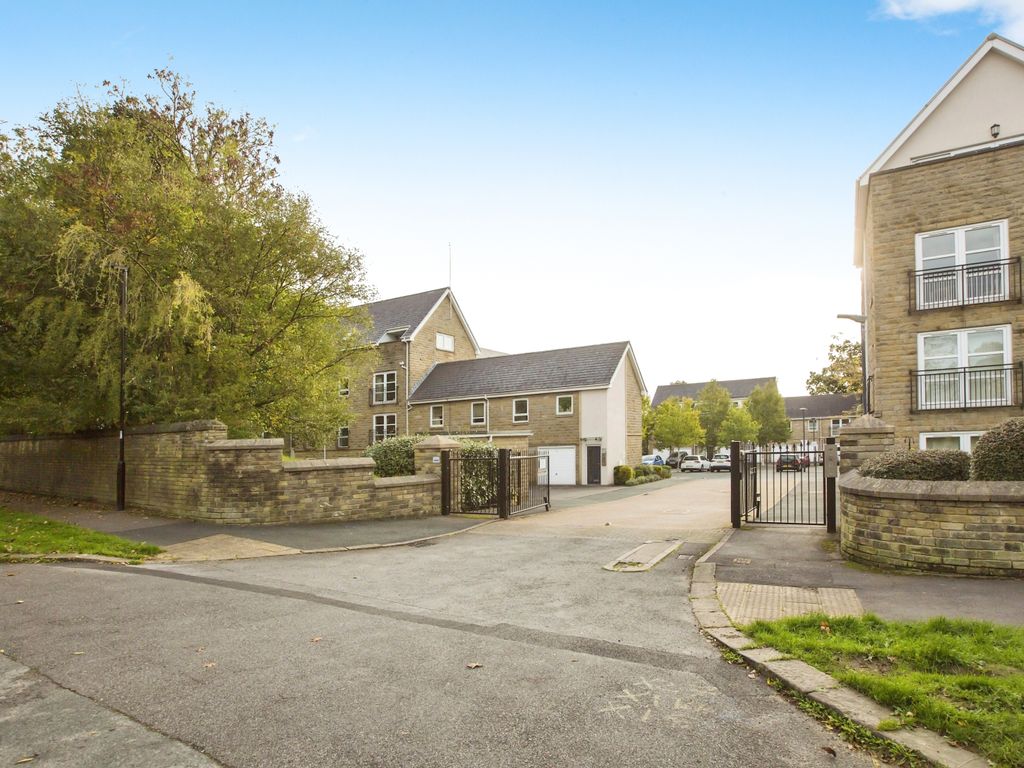 2 bed flat for sale in Albert Promenade, Halifax, West Yorkshire HX3, £